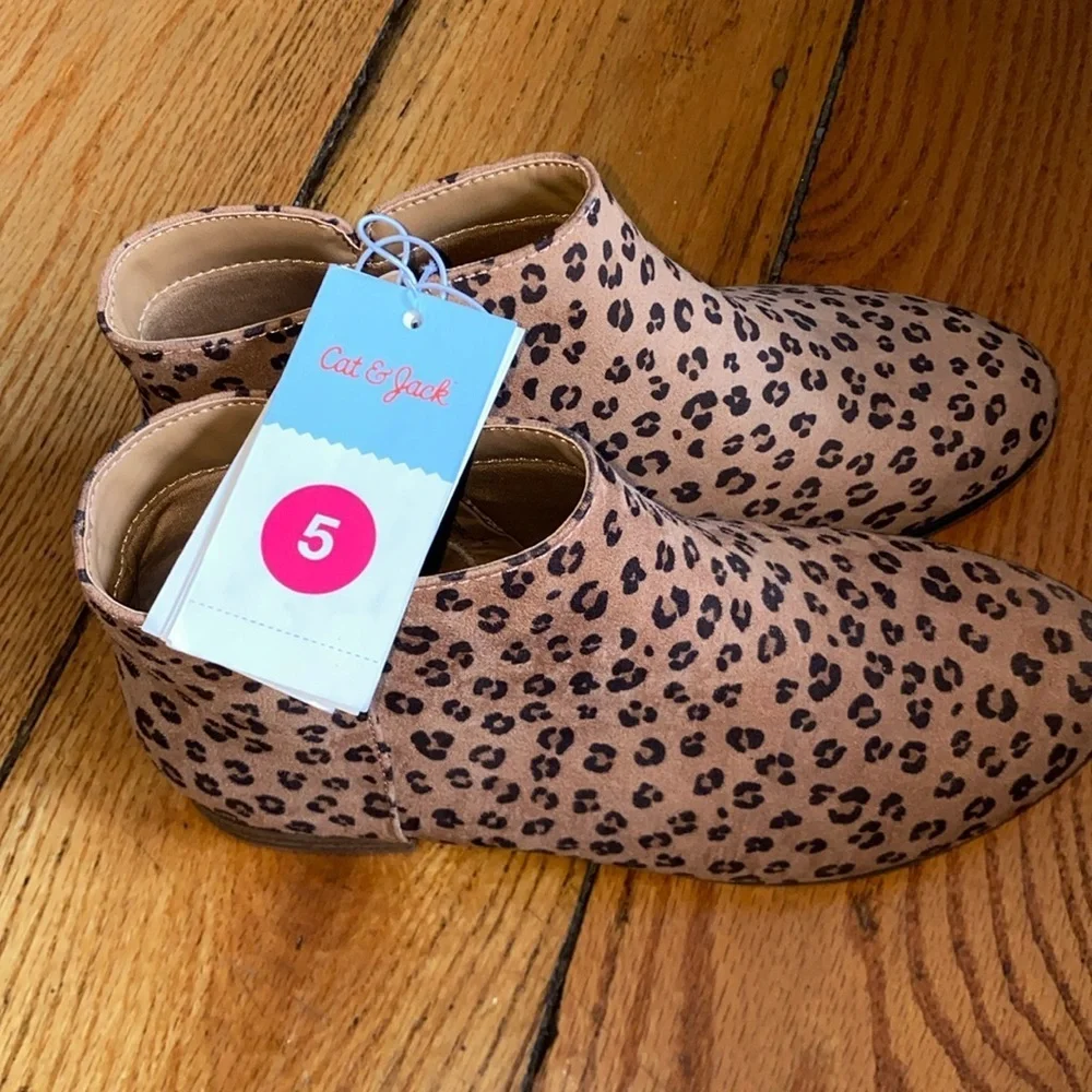 Cat & Jack size 5 leopard boots nwt